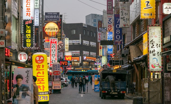다양한 간판과 불빛이 이어진 서울 밤거리