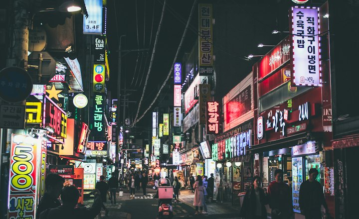 사람들이 걷는 서울의 저녁 골목